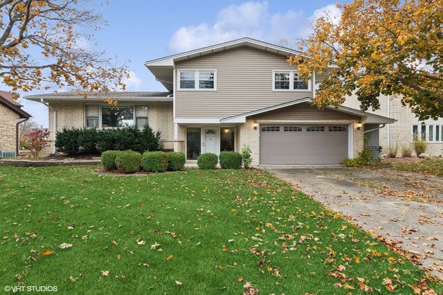 $475,000 | 2805 South Briarwood Drive West | Arlington Heights