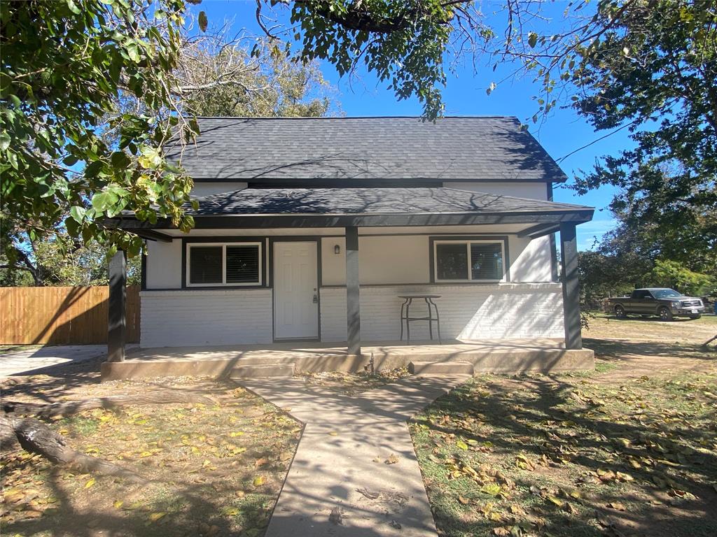 a view of a house with a backyard