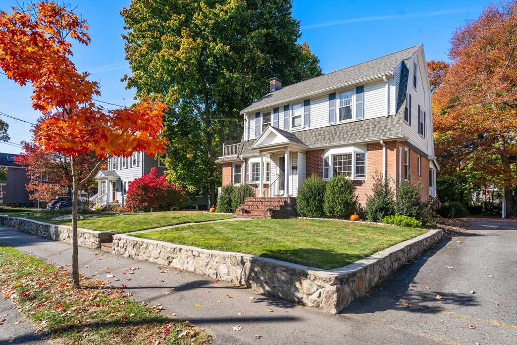 a view of a house with a yard