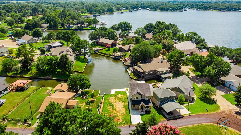 an aerial view of a house with outdoor space and lake view