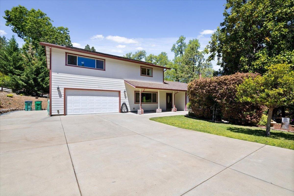 The cement driveway offers tons of parking.