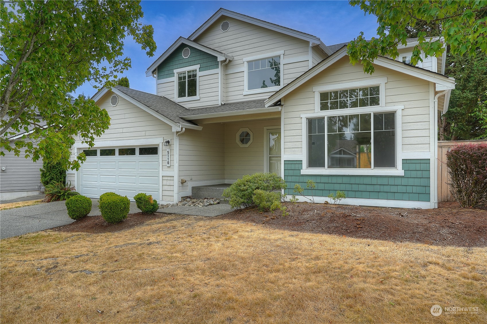 a view of front of a house with a yard