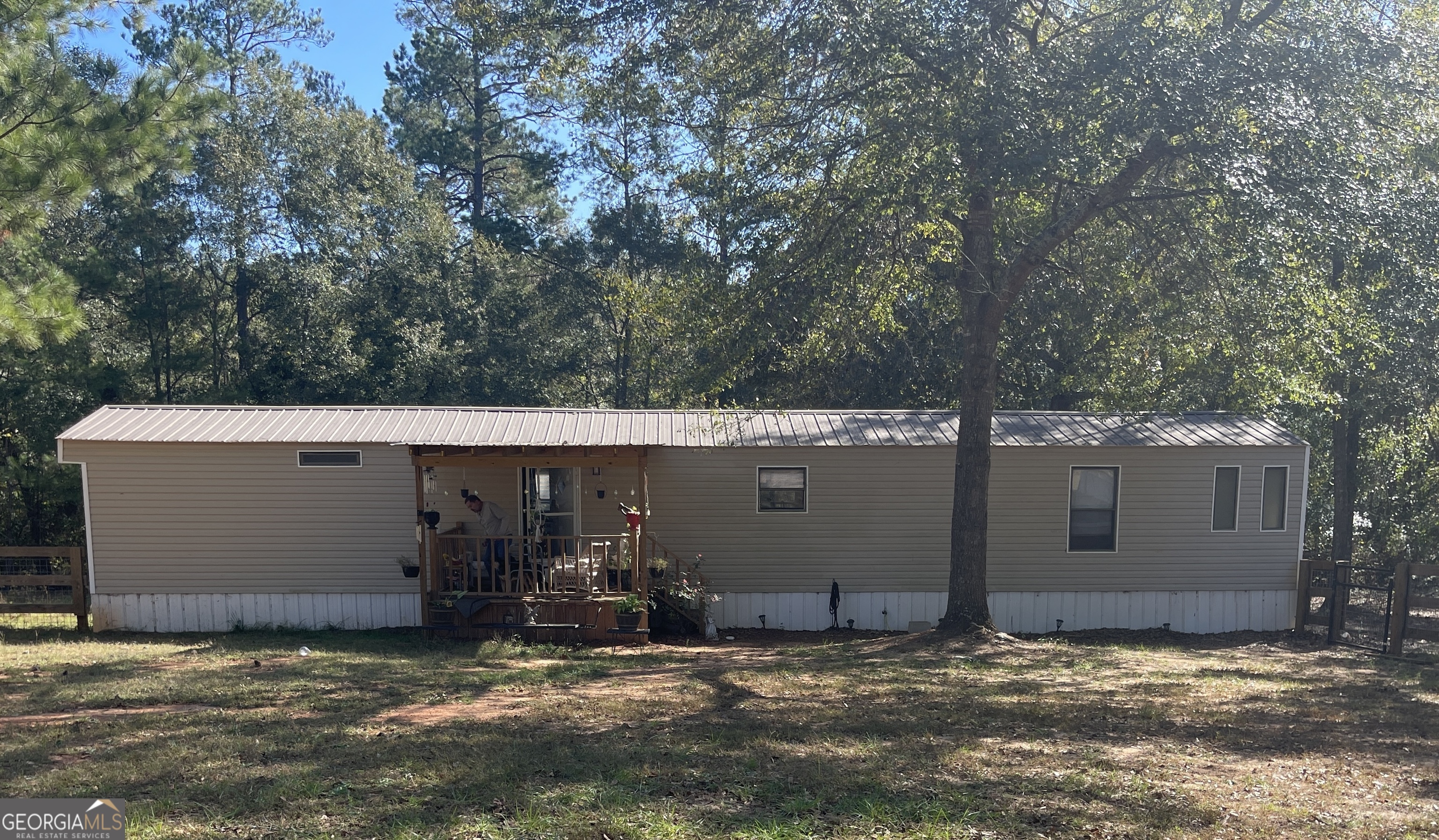 a view of a house with backyard