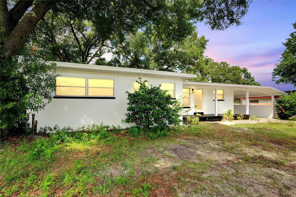 a view of a house with backyard and garden