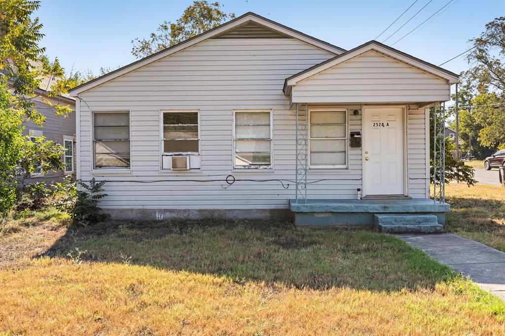 a view of a house with backyard and garden