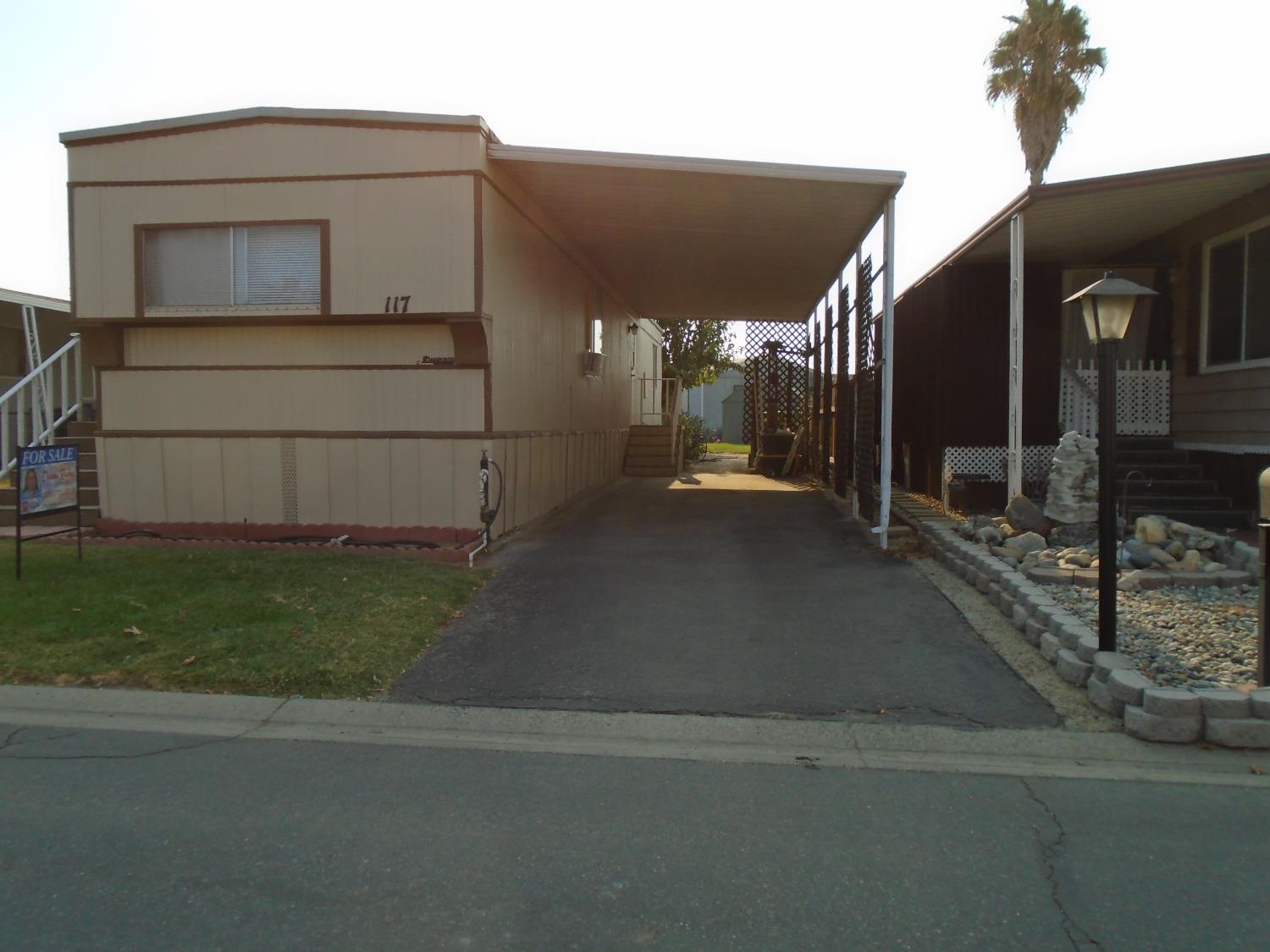 a view of a car garage of the house