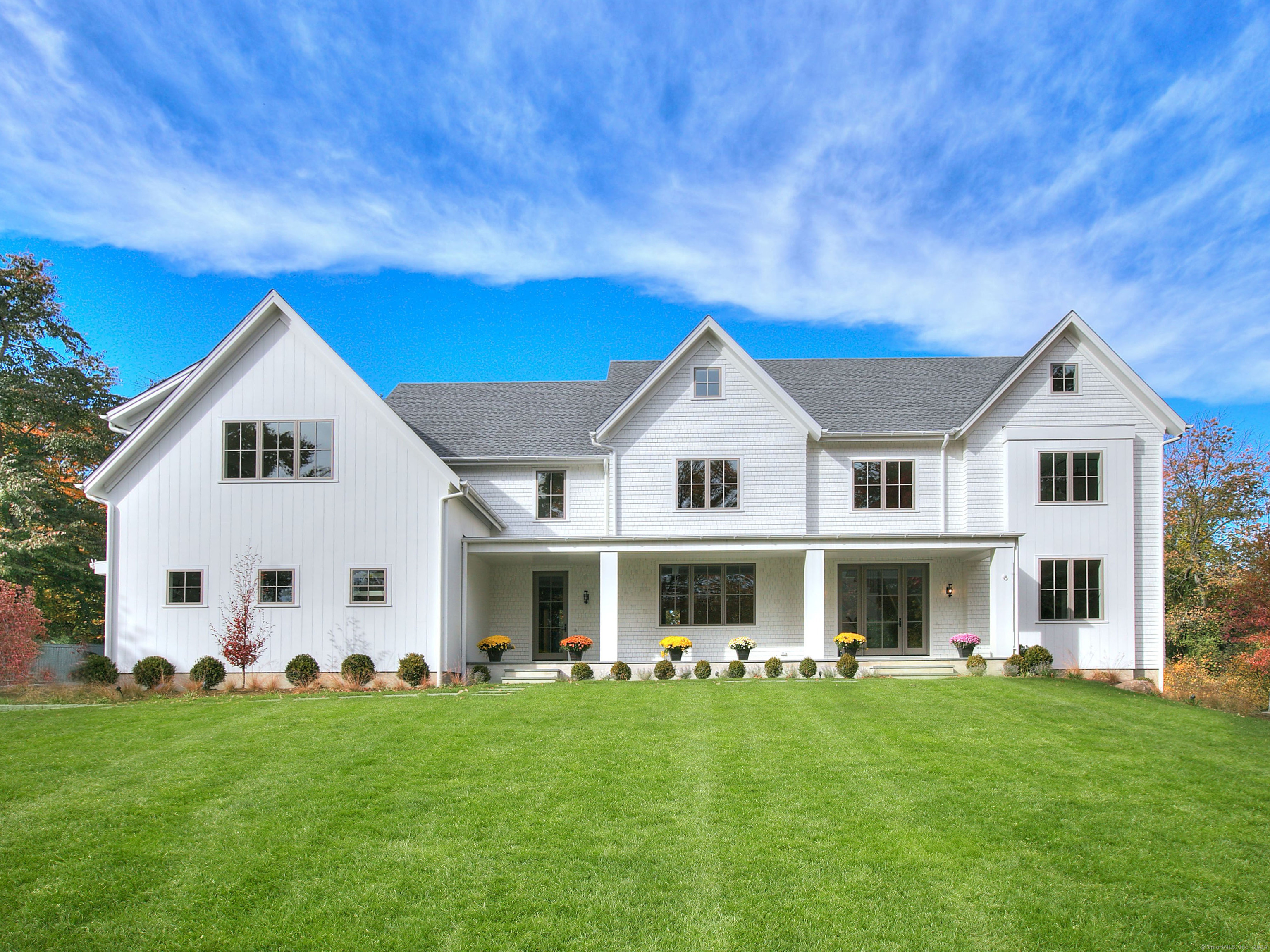 a view of a yard in front of house