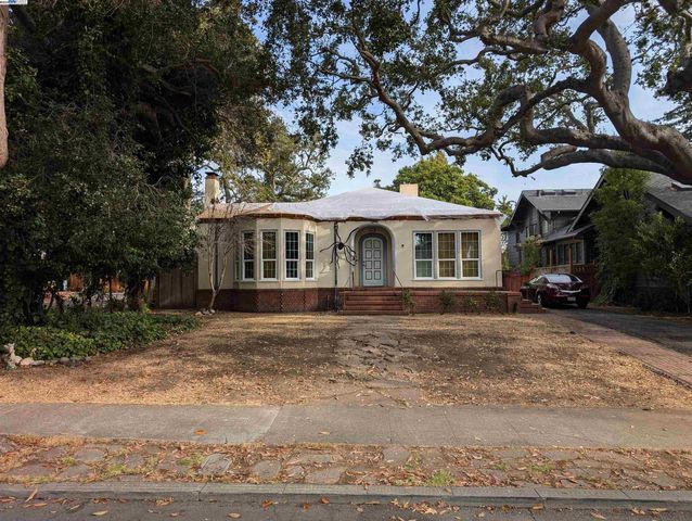 $995,000 | 1319 Clinton Avenue | Alameda Gold Coast