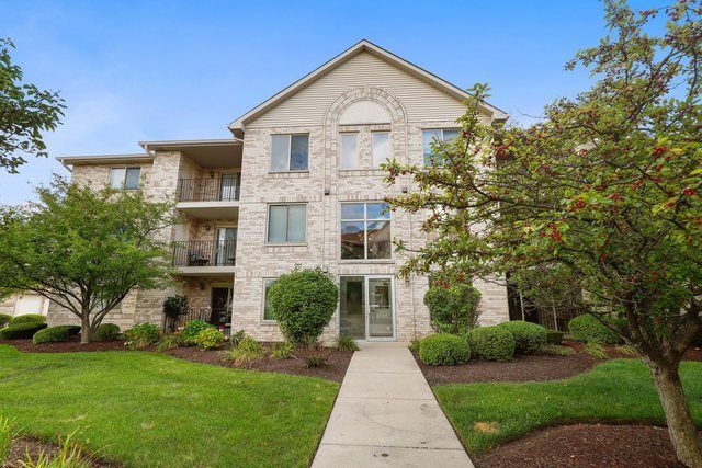 $220,000 | 6825 Forestview Drive, Unit 1D | Oak Forest