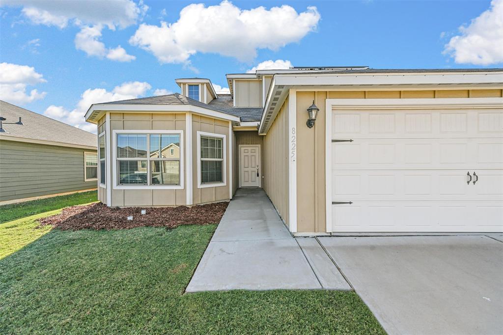 a view of a front of house with a yard