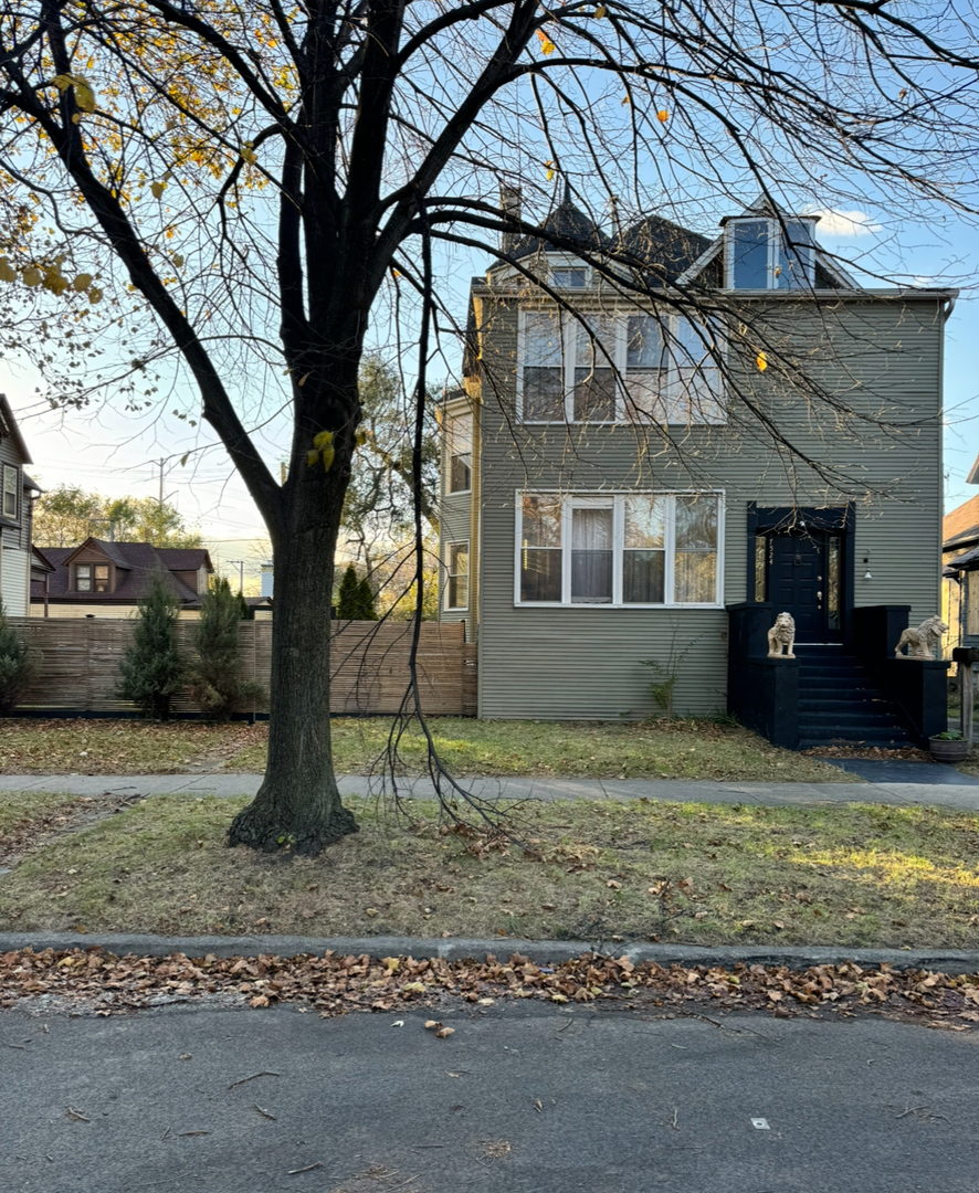 a view of a house with a yard