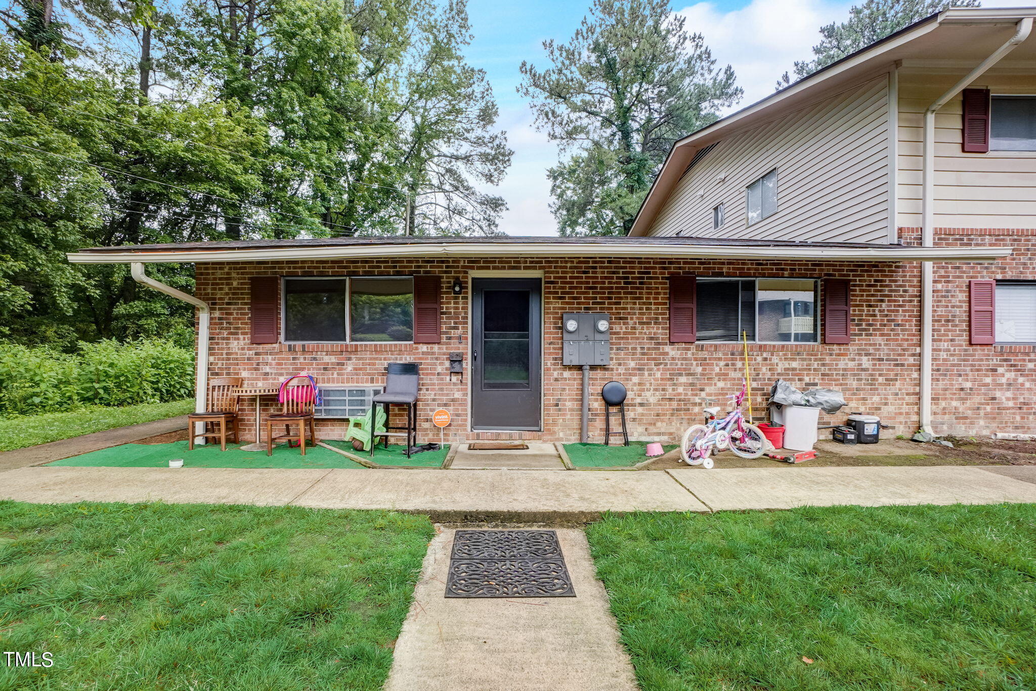 a front view of house with yard