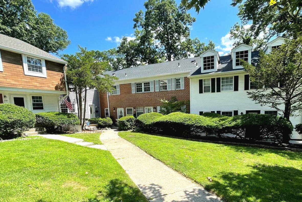 View of front facade with a front lawn