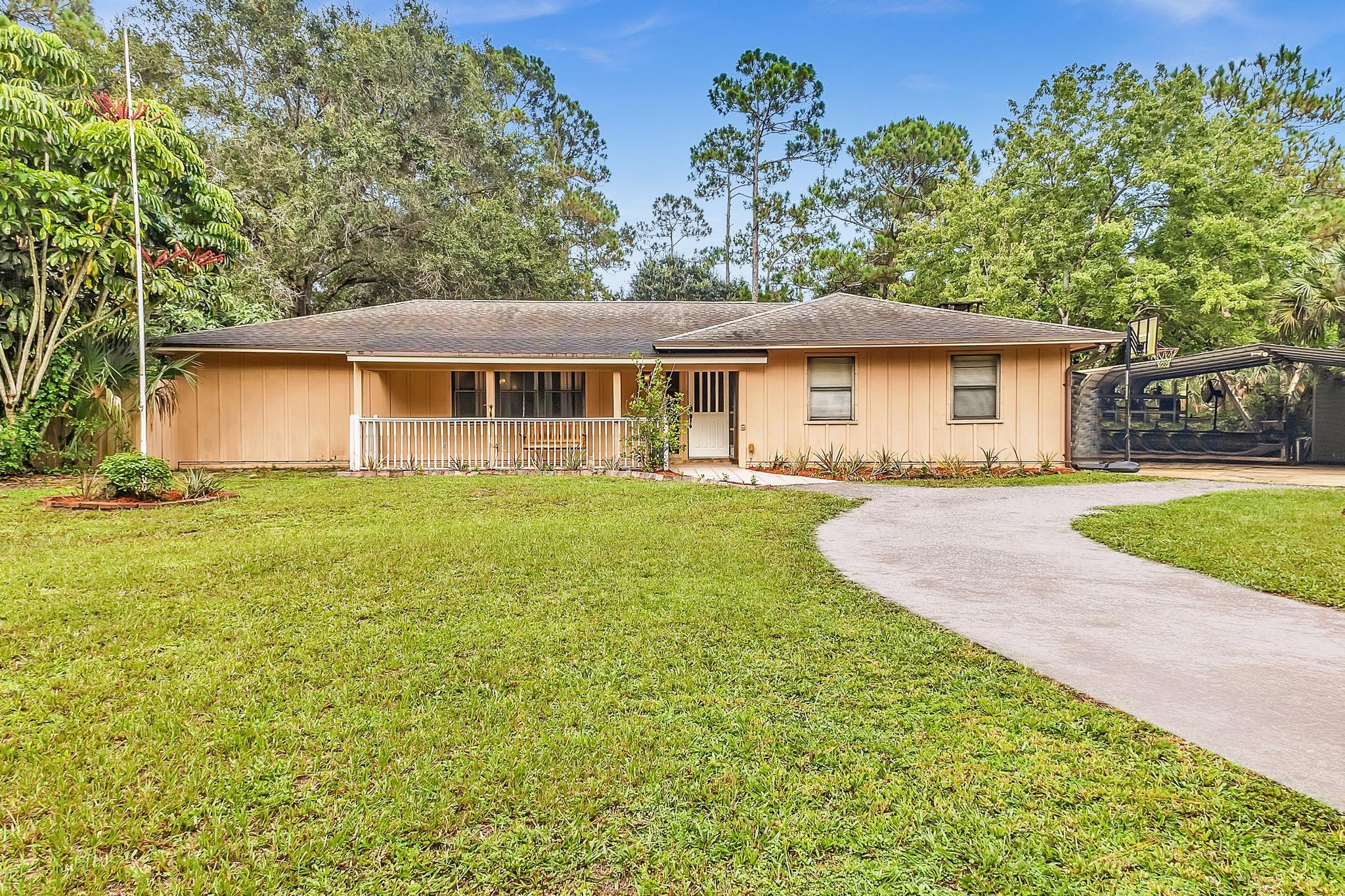 a view of a house with a yard