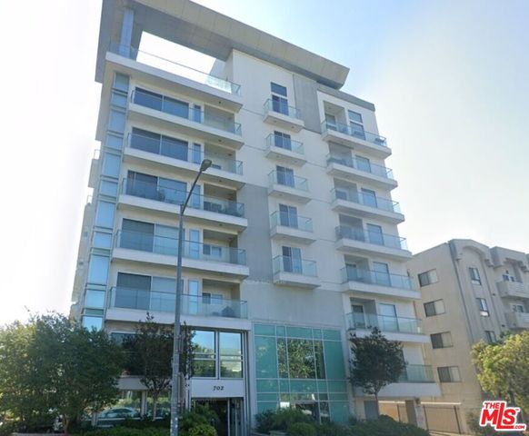 $4,100 | 702 South Serrano Avenue, Unit 301 | Mid-Wilshire