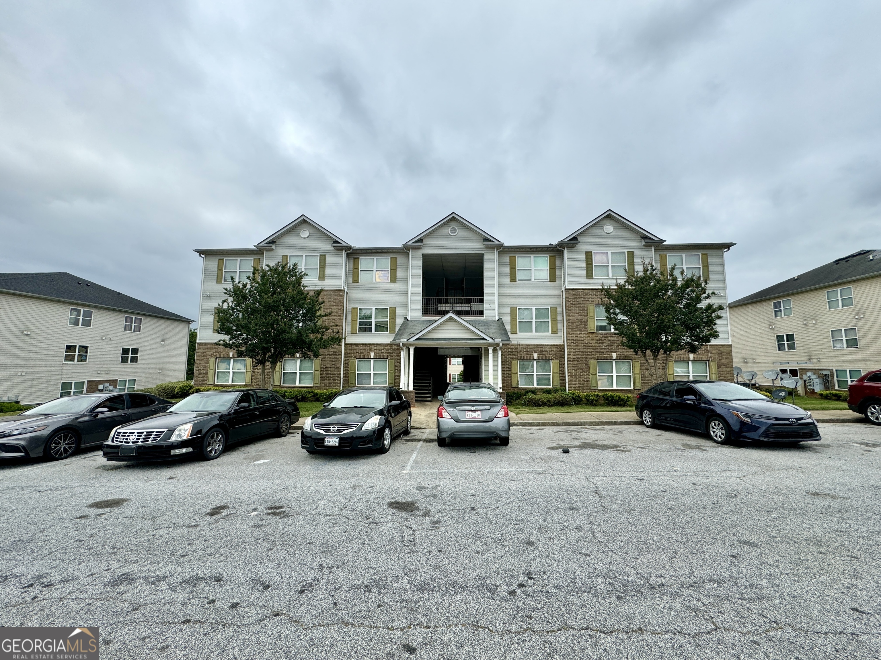 a view of a cars park in front of house