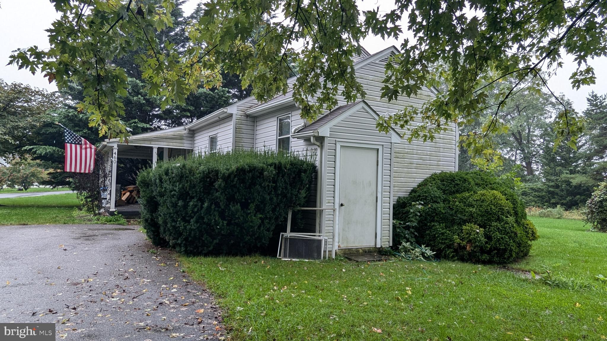 a view of a house with backyard and garden