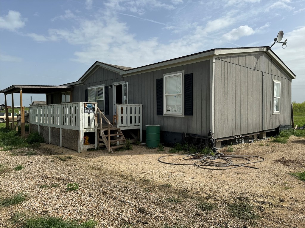 a view of a house with backyard