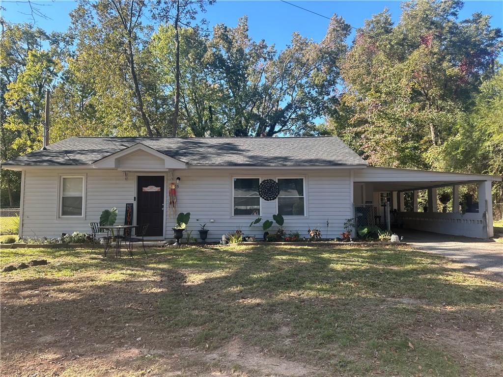 a view of a house with a yard