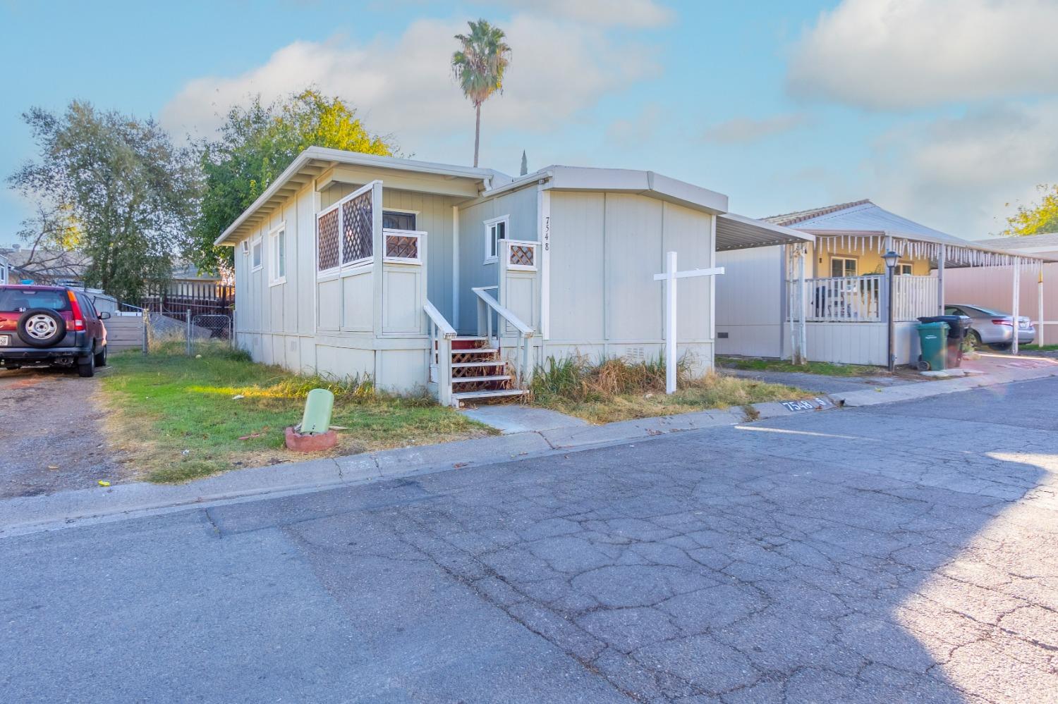 a view of a house with backyard and a tree