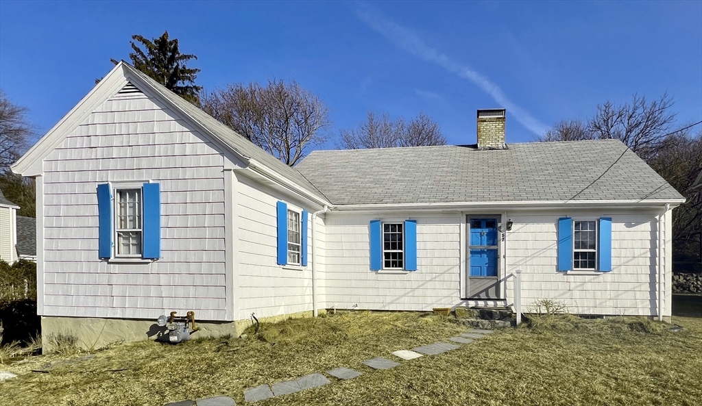 a view of a house with a yard