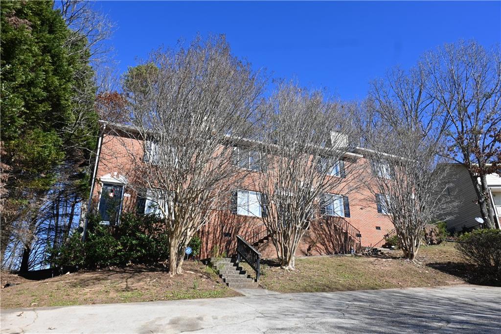 a view of a house with a yard