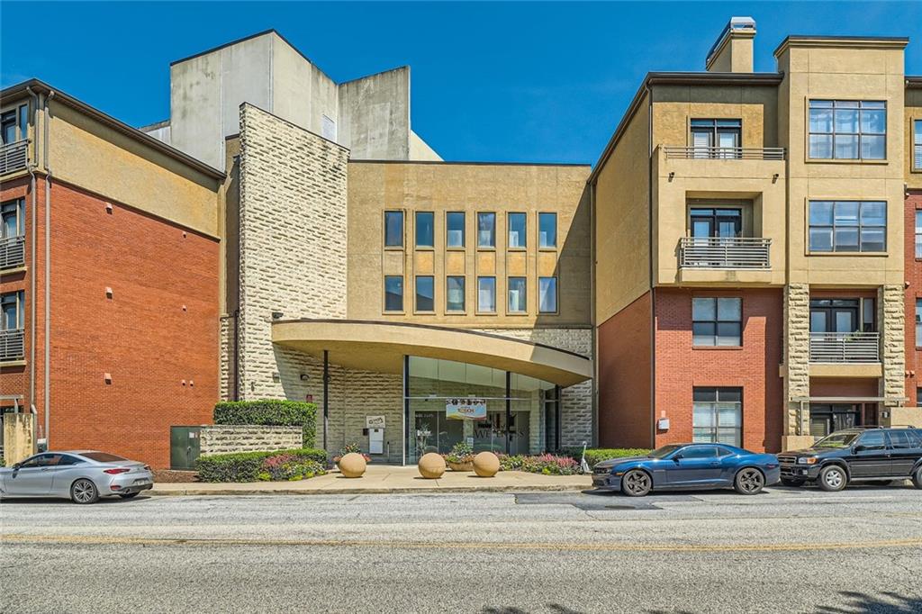 a building that has a lots of windows on it