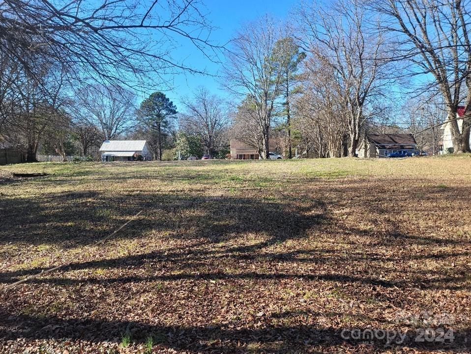 a view of a yard with a house