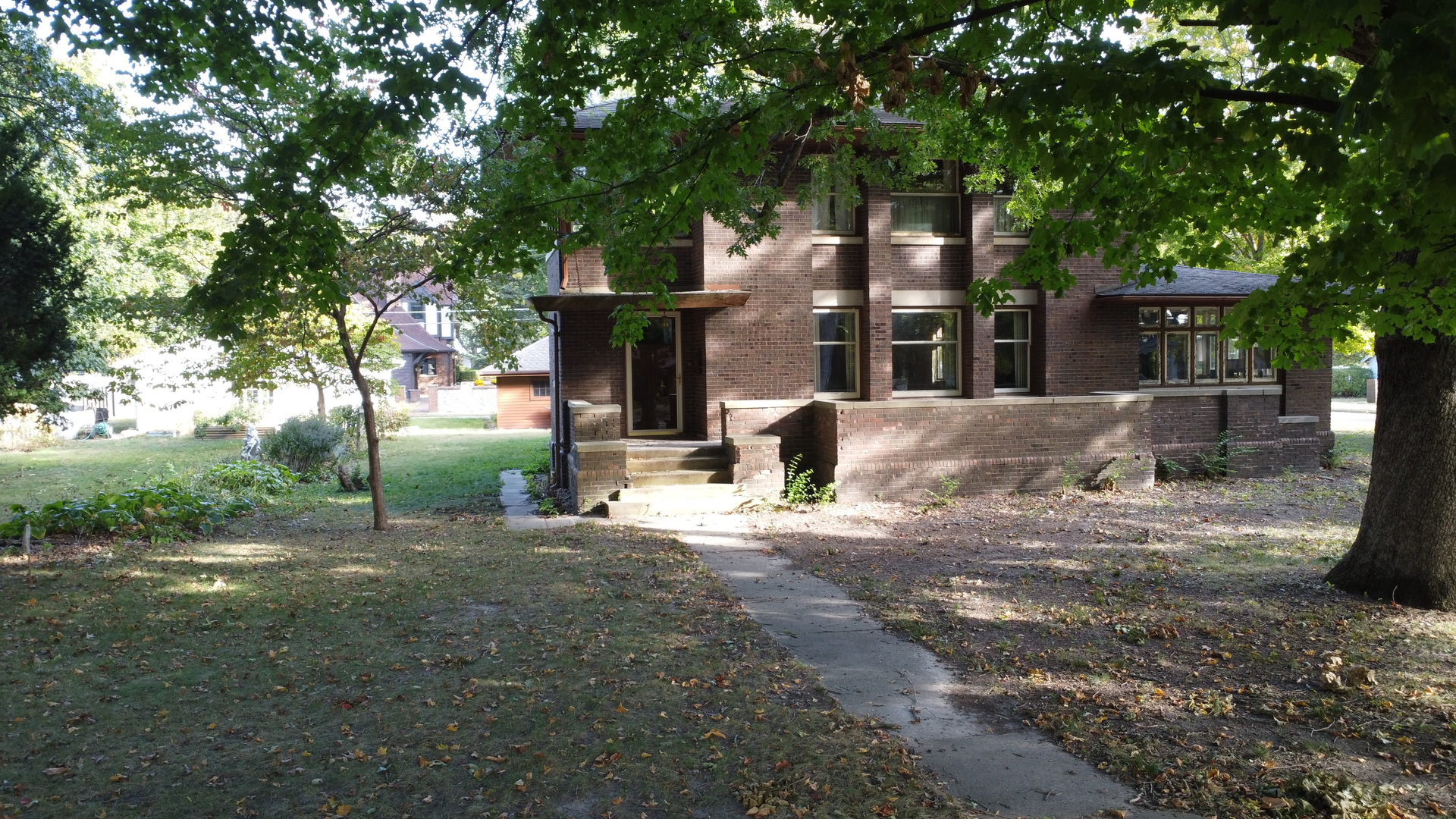 a view of a house with backyard and a tree