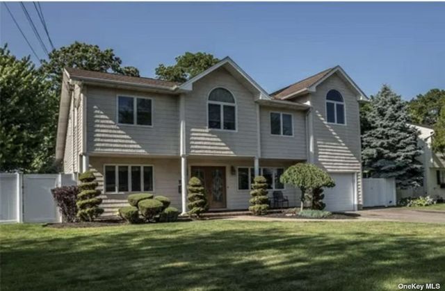 $959,000 | 435 Spruce Avenue | West Islip