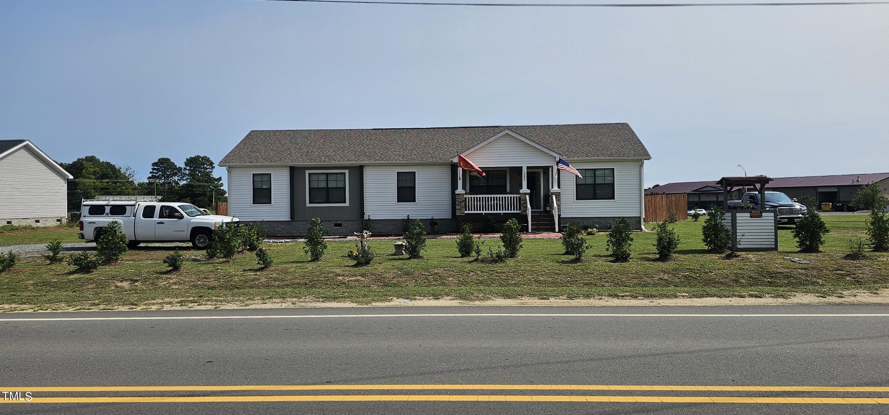 a view of house with a entertaining space