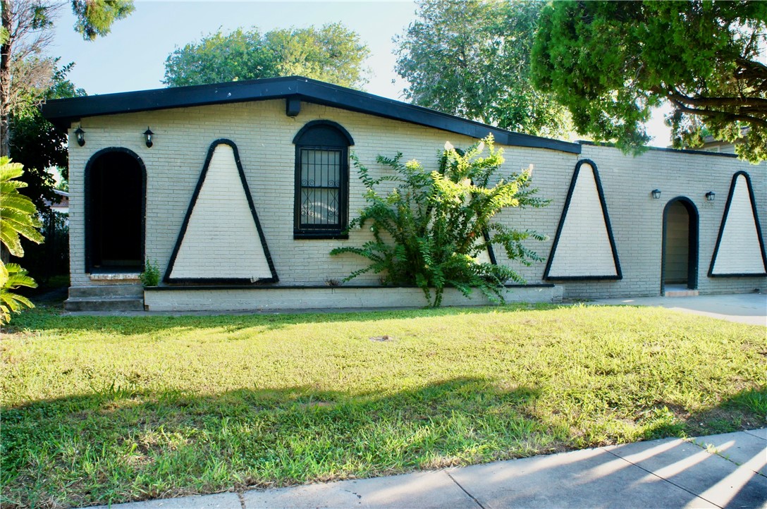 a front view of house with yard