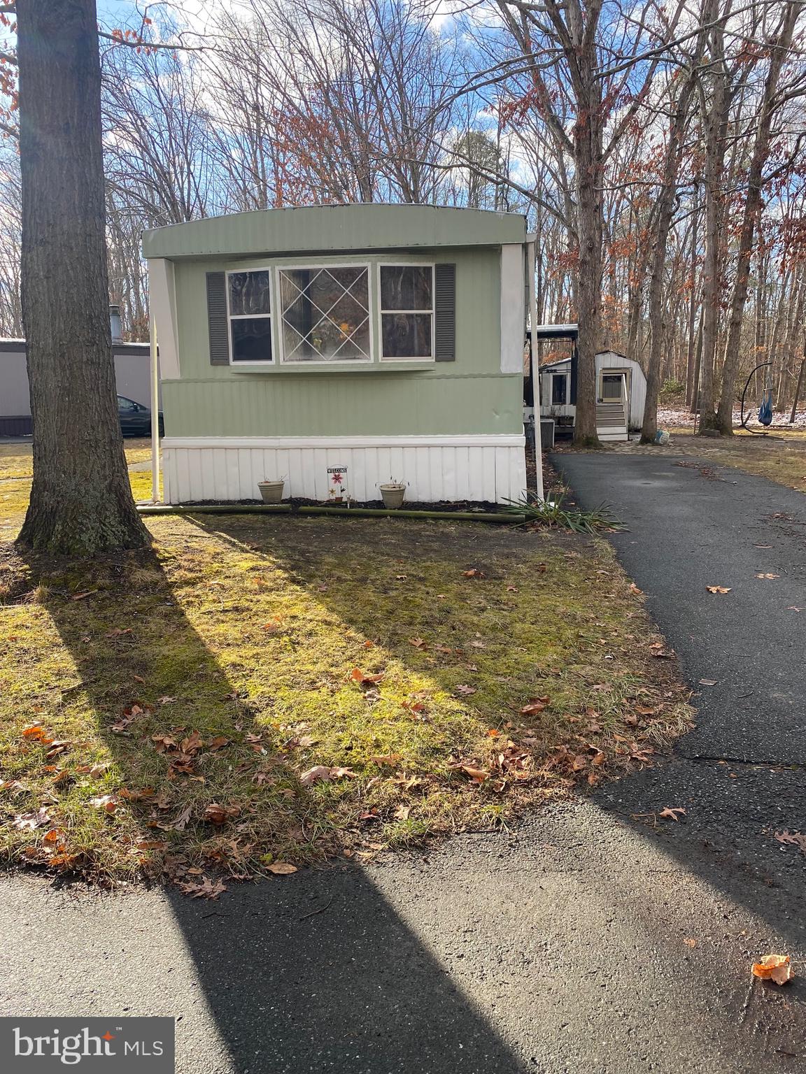 a view of a yard with a house