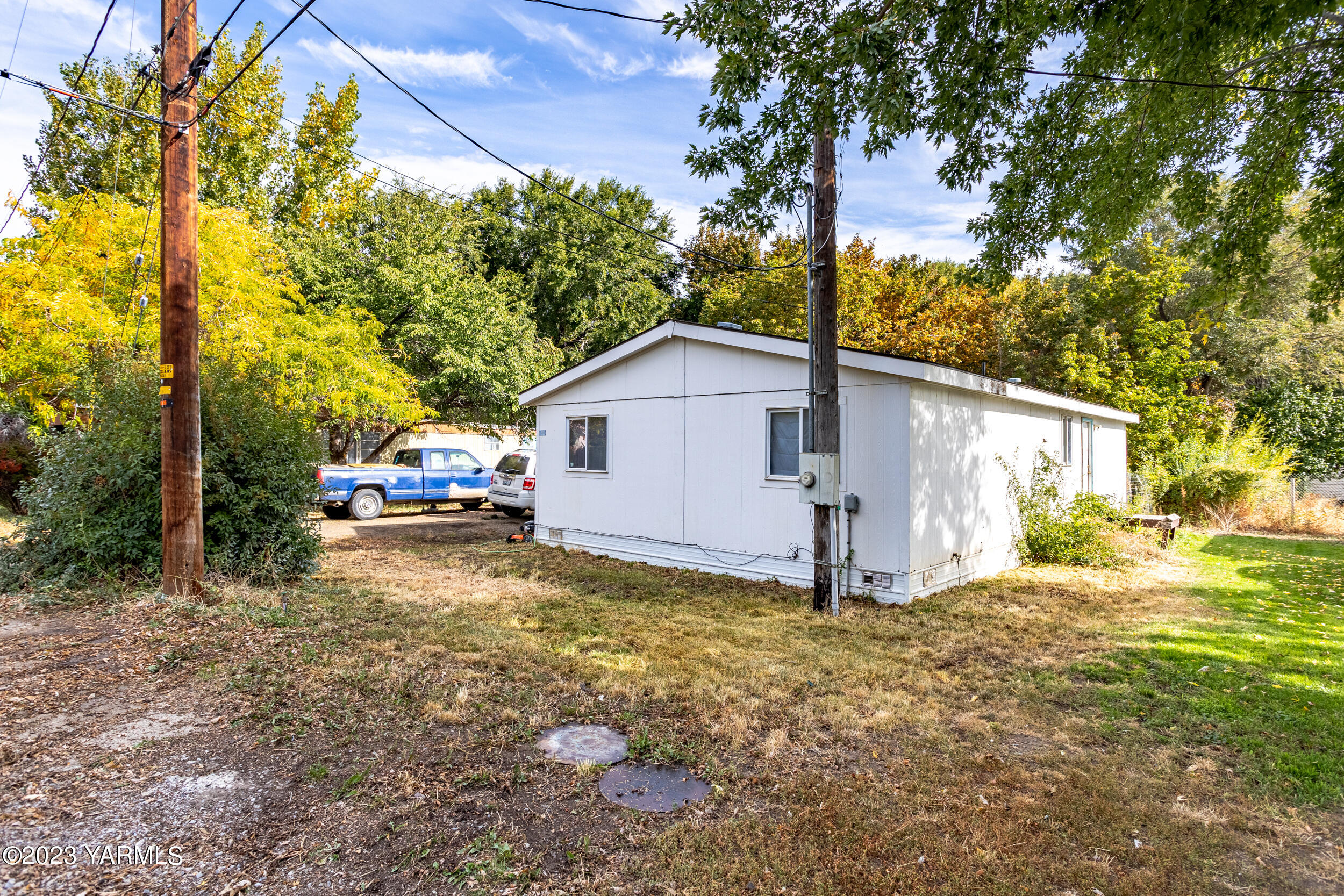 a view of a house with backyard and trees