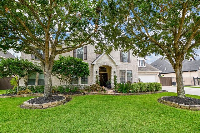 $854,900 | 1325 Stoney Lake Drive | Friendswood Lakes