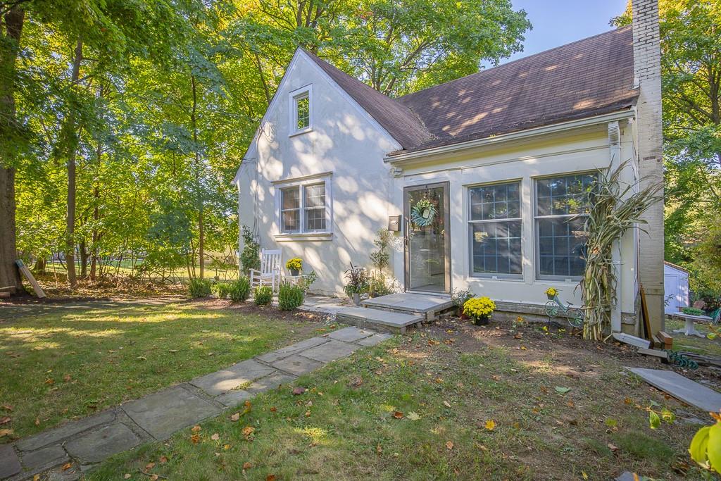 View of front of property featuring a front lawn