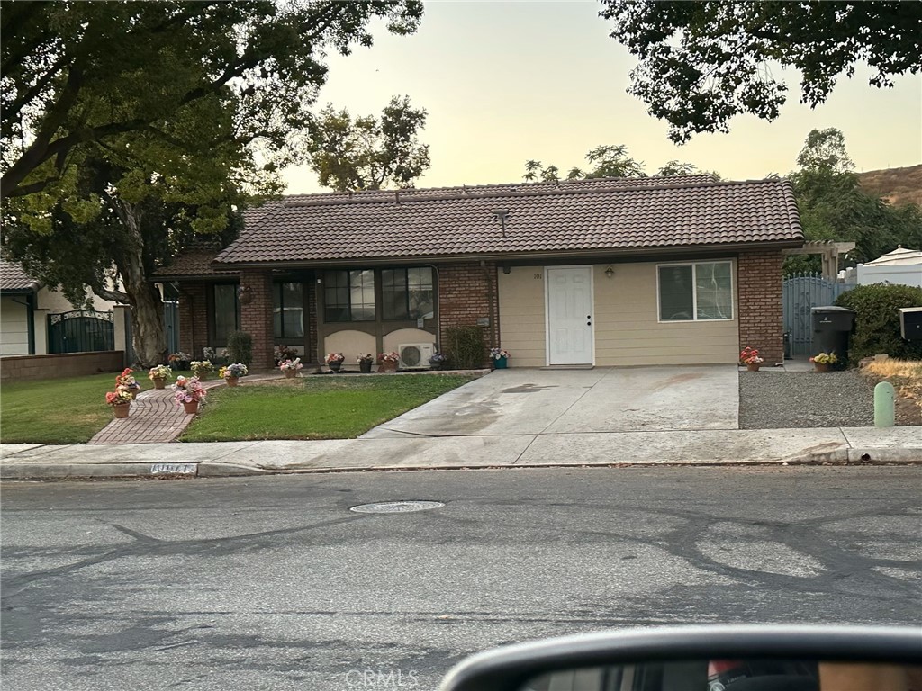 a front view of house with yard