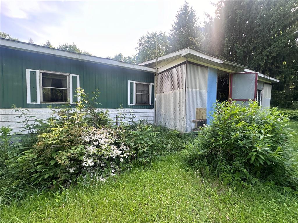 a view of a house with yard and garden