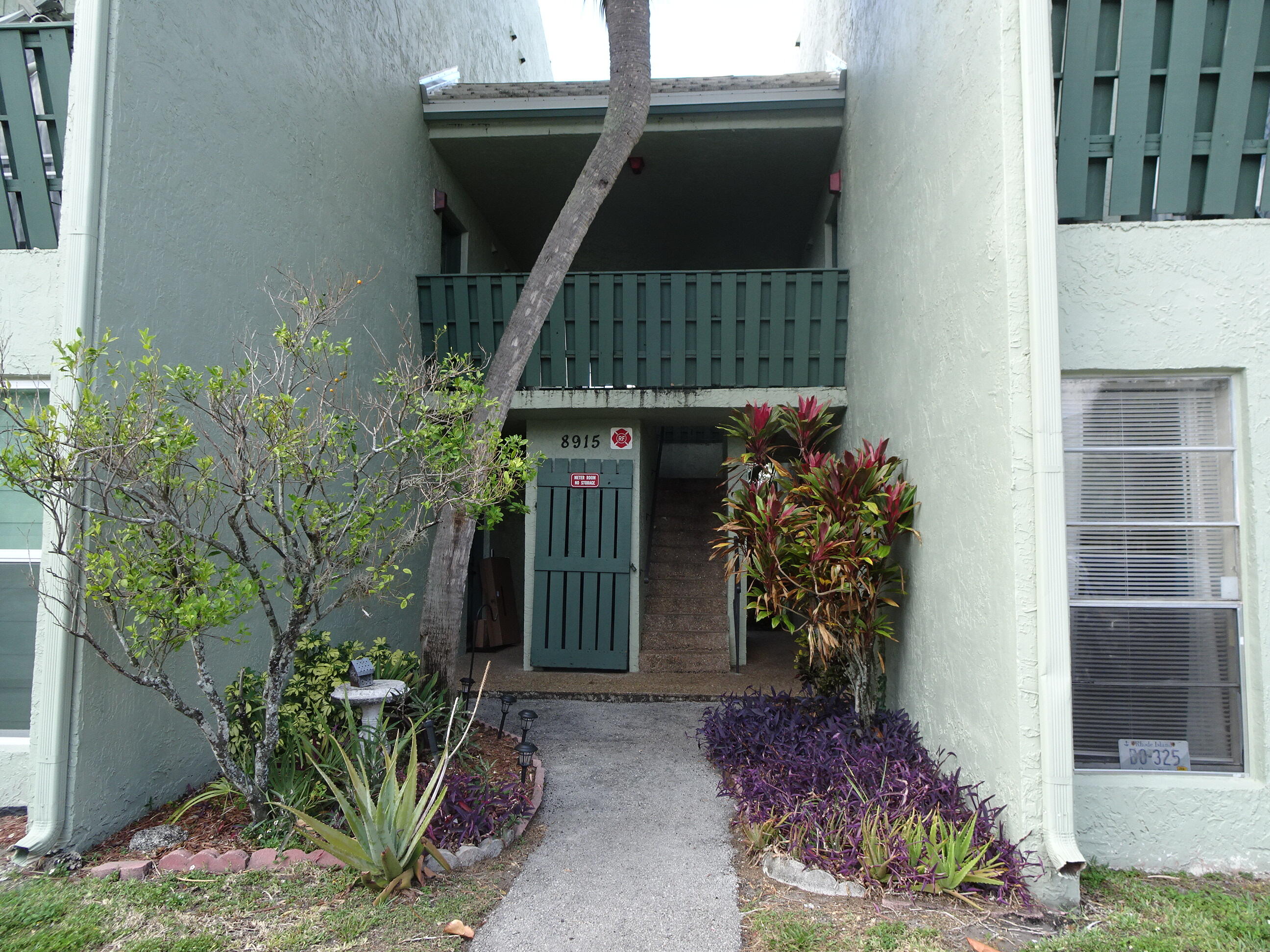 a small garden in the corner of a house