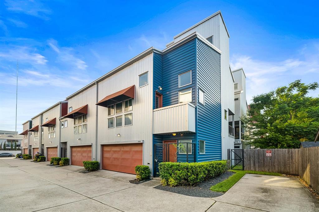 End unit industrial style townhome.