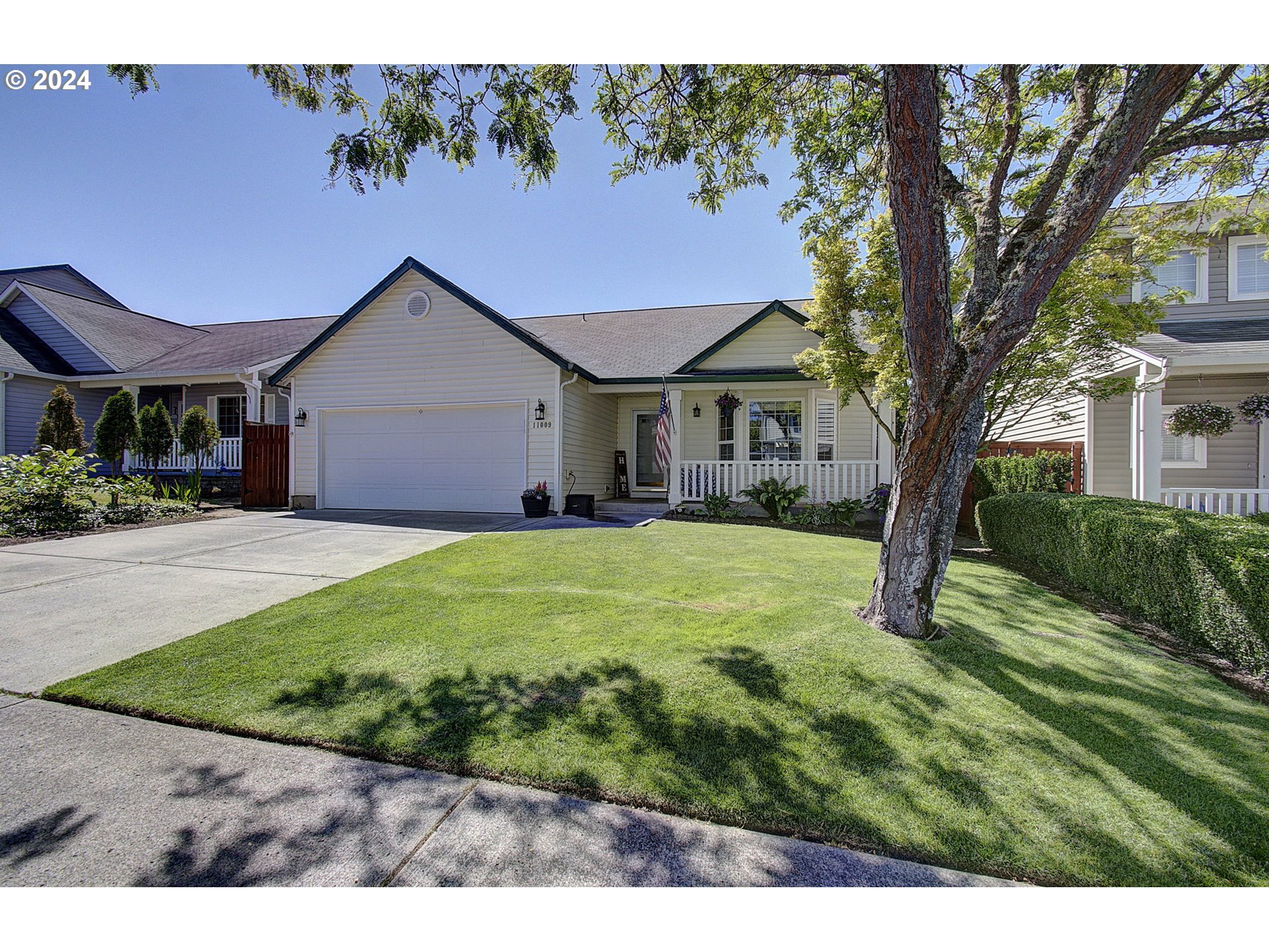 a view of a house with a yard