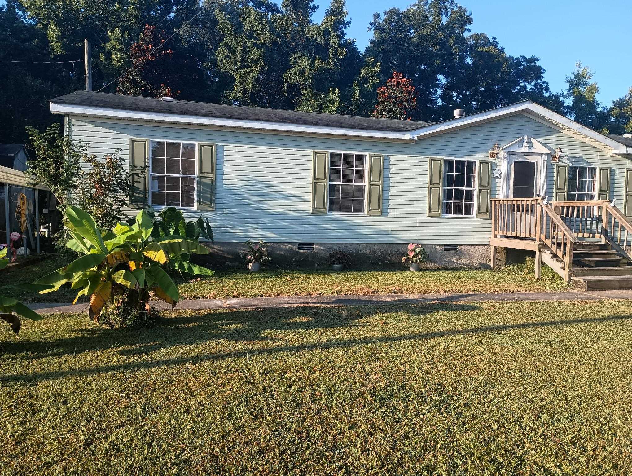 View of front of home featuring a front yard