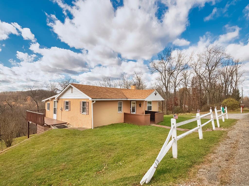 a view of a house with backyard