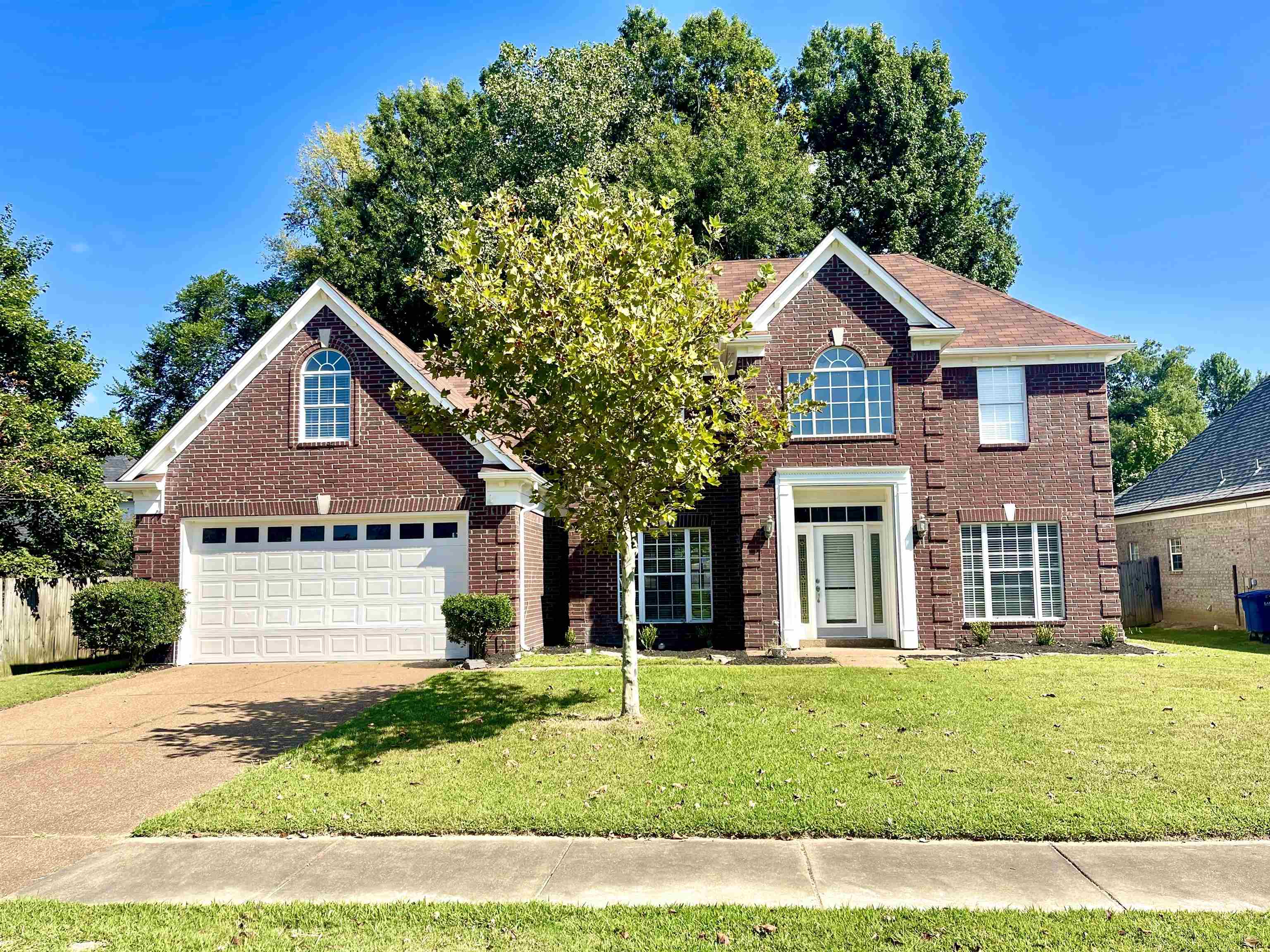 Front facade with a garage and a front yard