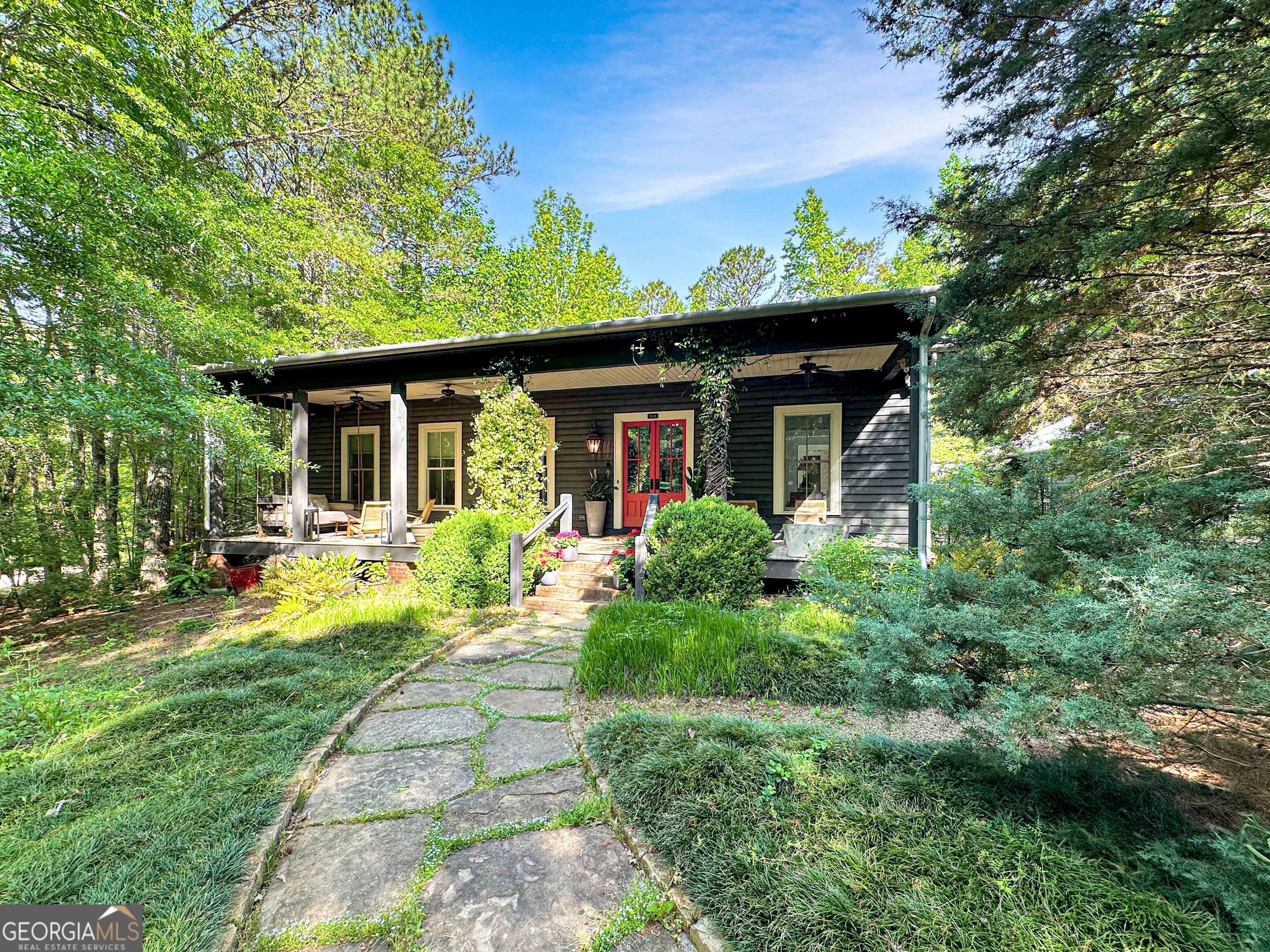 a view of a house with a yard