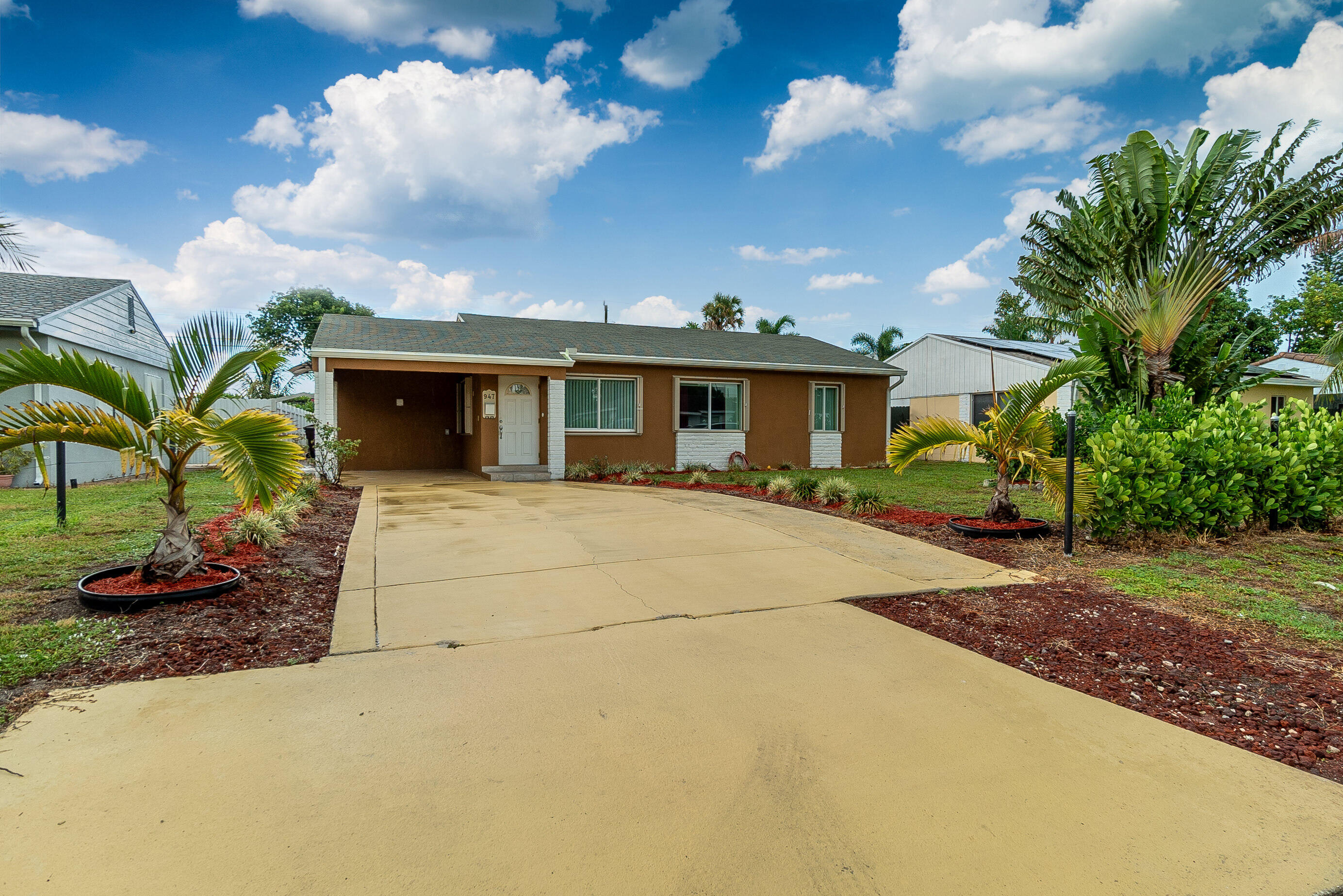 a front view of house with yard