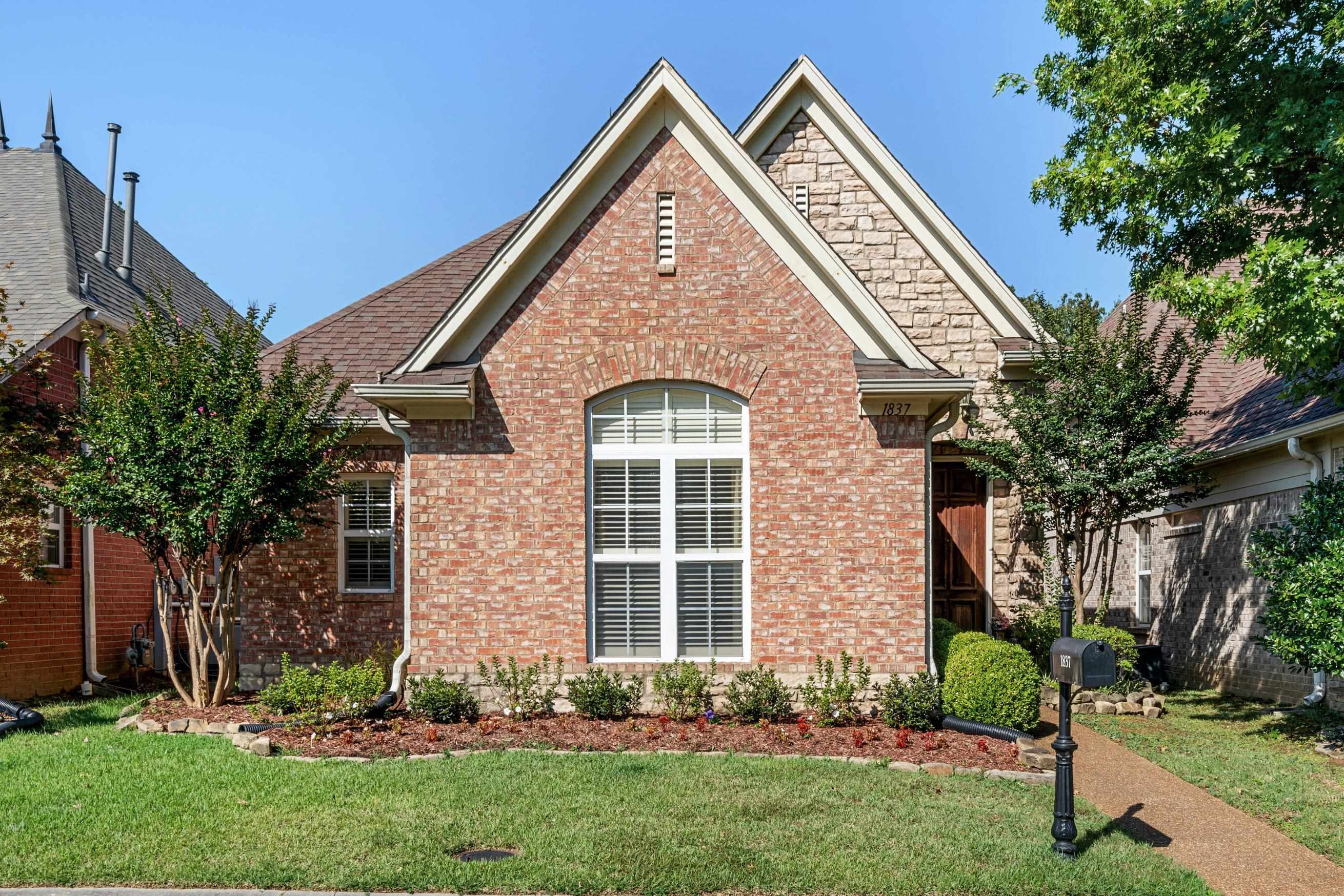 View of front of property featuring a front yard