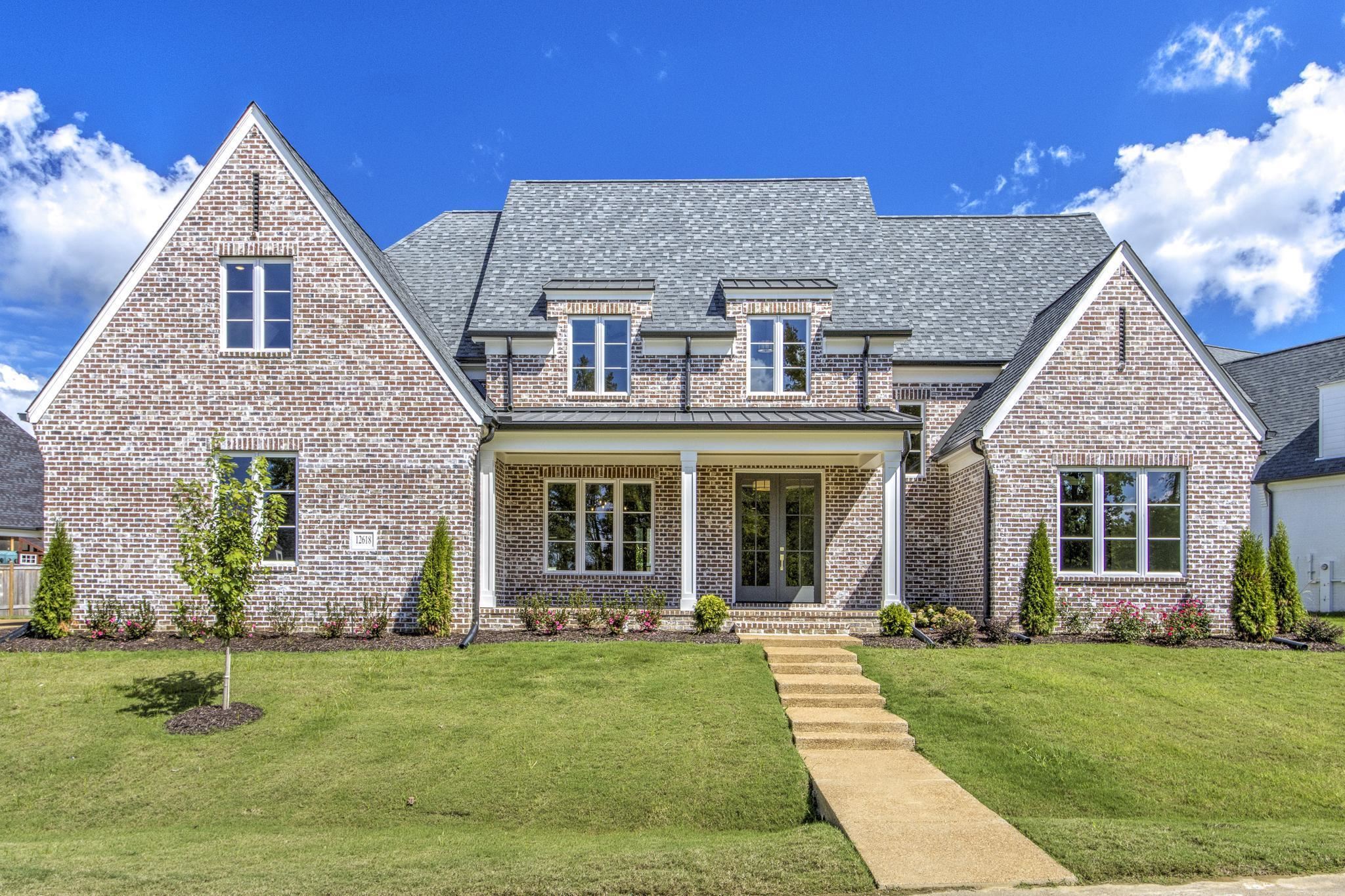 View of front facade with a front yard