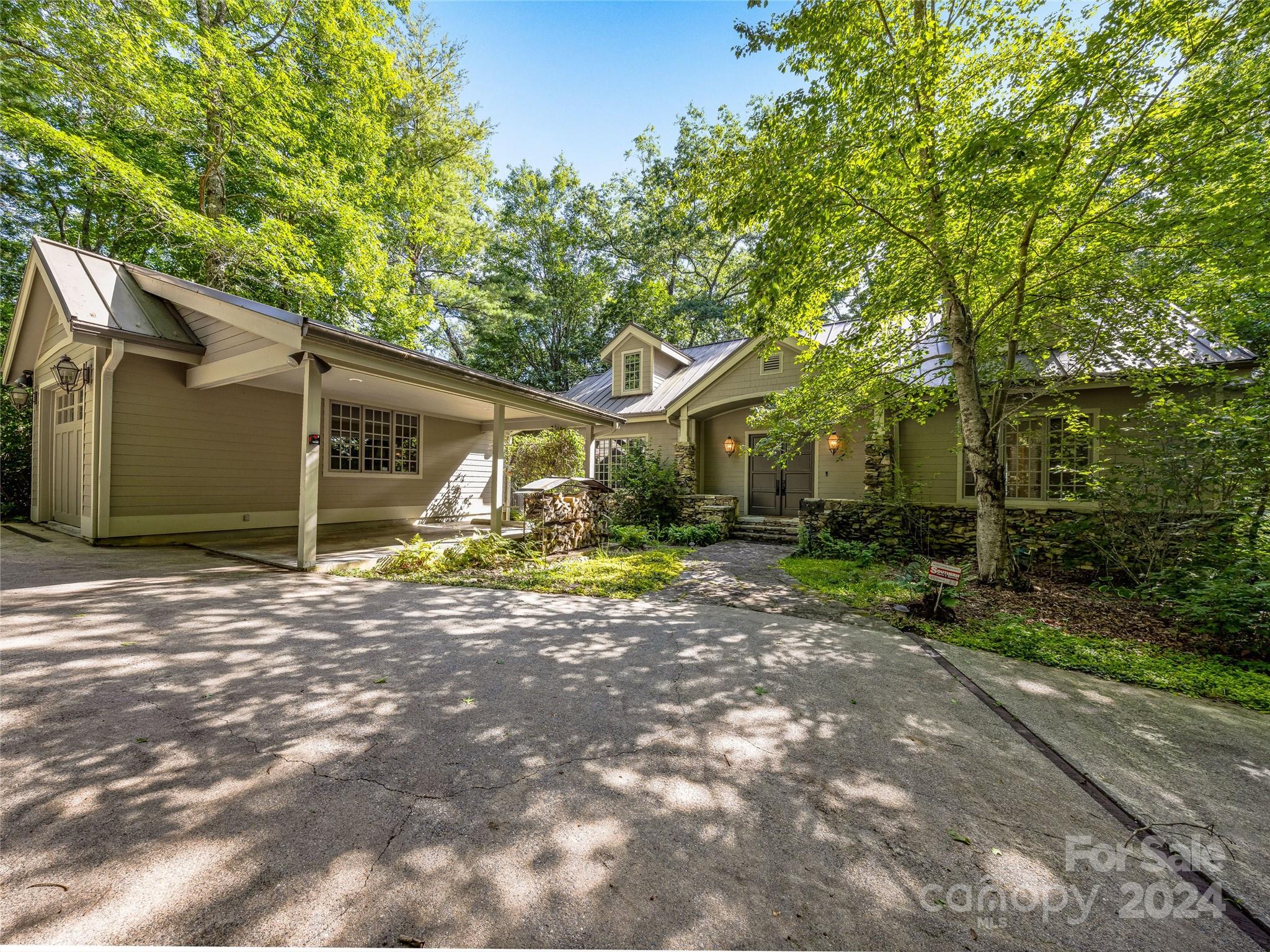 a view of a house with backyard and trees