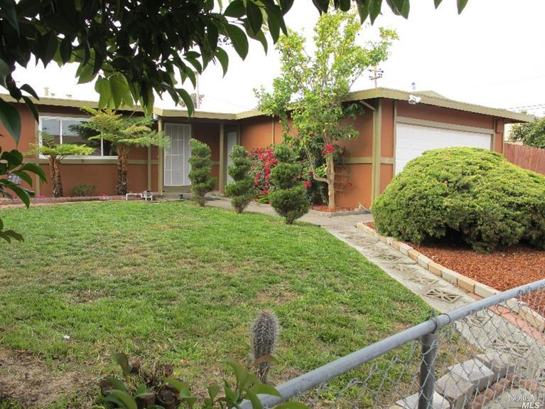 a view of a house with backyard and garden